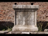 01254 ostia - regio ii - insula i - caserma dei vigili (ii,v,1-2) - caesareum - altar - septimius severus (194-195 ad) - 2018.jpg